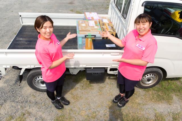 トラックに積んだ不用品とハートフル佐賀のスタッフ写真